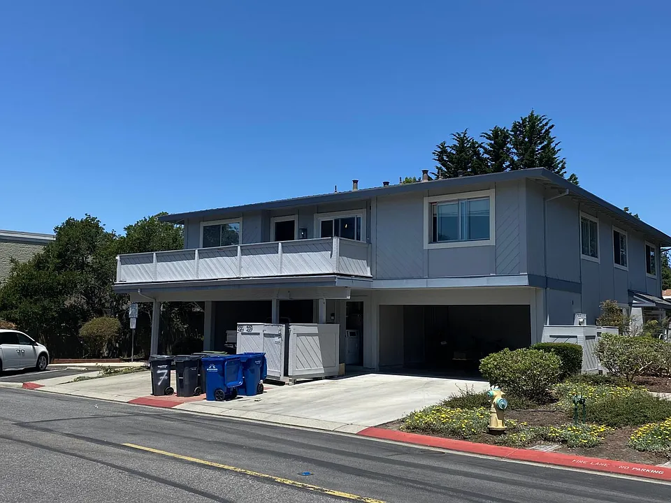 End unit
Long front deck, great for lounging, room for a BBQ