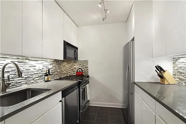 Sold by R New York | media 15