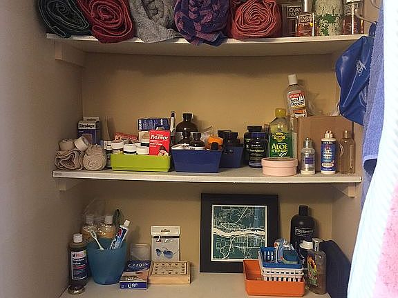 Guest bath storage alcove