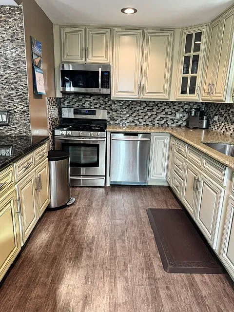 3 bed, 1275 sqft, $3,400 — Photo 2