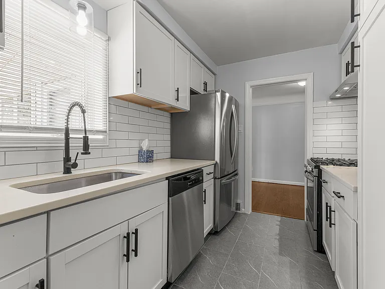 21311 Outer Dr — Photo 8
