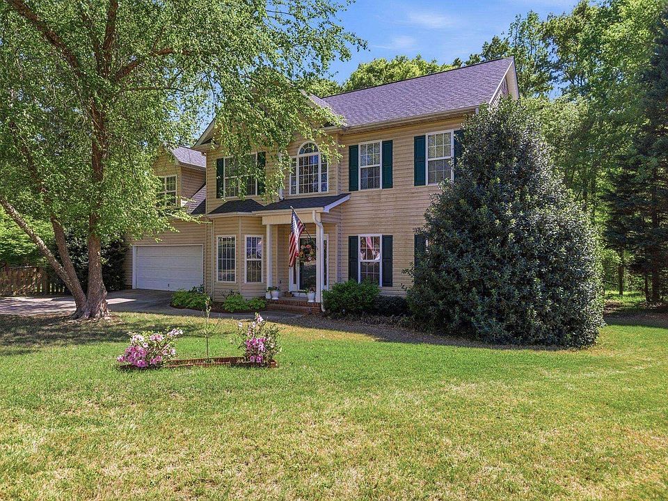1st image of 3 Chestnut Hill Pl