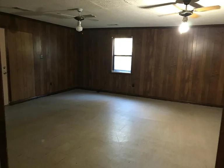 Large den with 2 ceiling fans and 0.5 bath