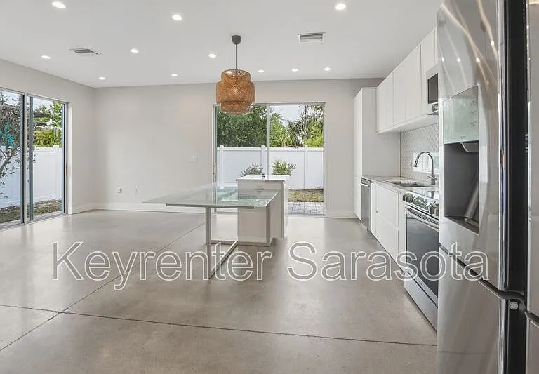 2066 Roselawn St — Photo 4