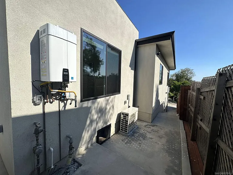 426 Sloane Ave — Photo 19