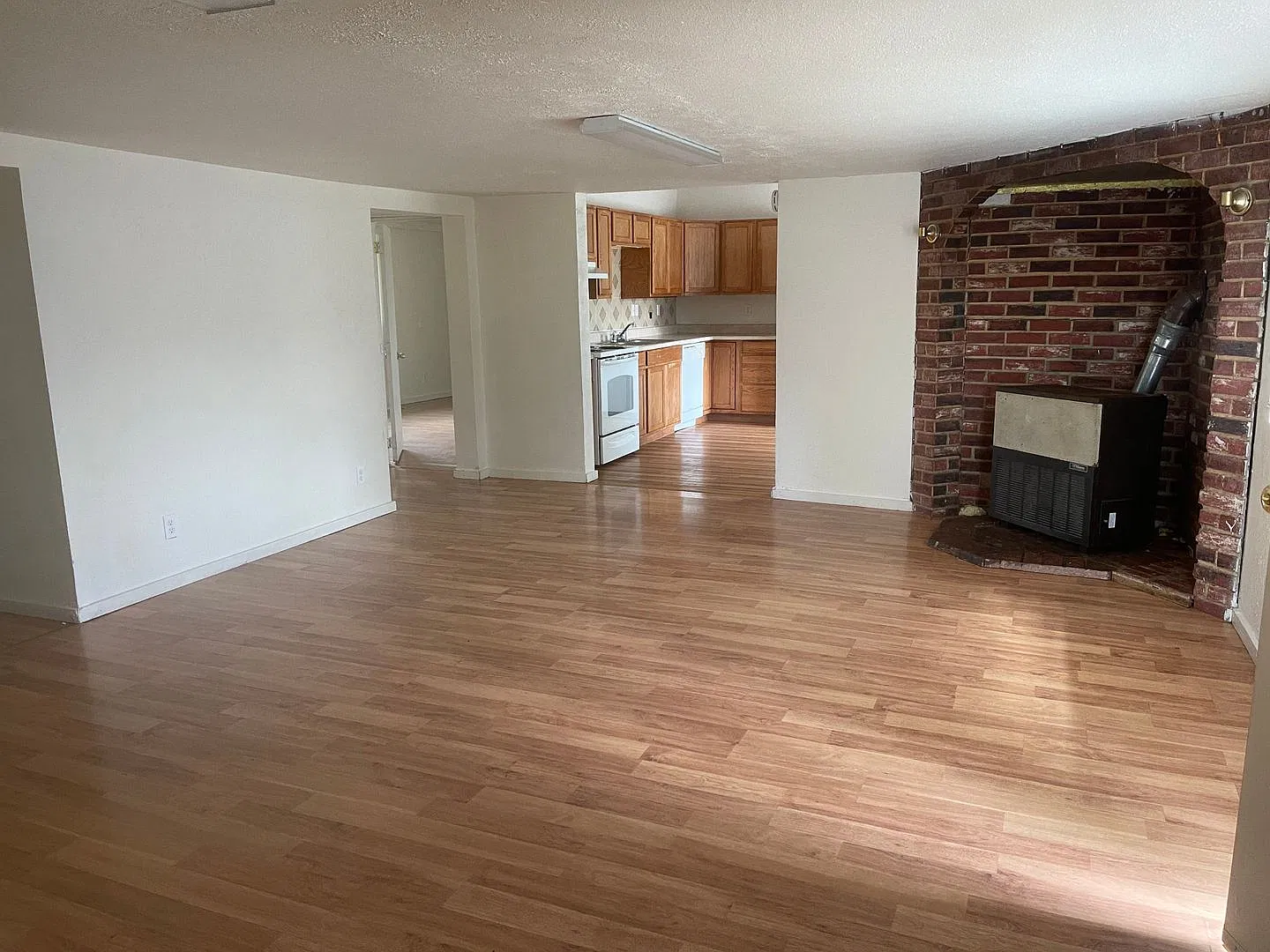 Large downstairs 4 Bedroom apartment in Winston — Photo 4