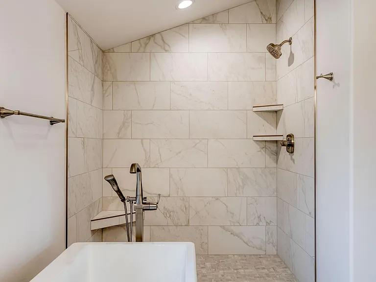 Master Bathroom - Walk-in shower & soaking tub