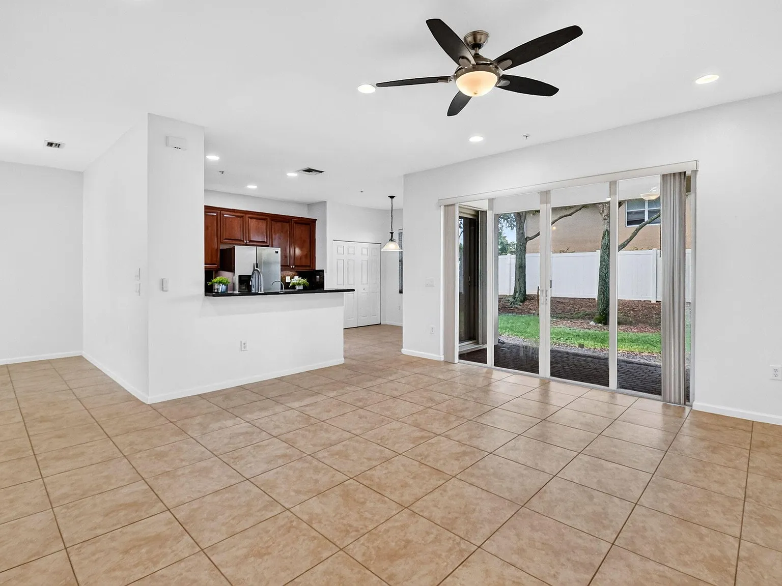 4 bed, 2.5 bath, 1966 sqft, $3,600 — Photo 3