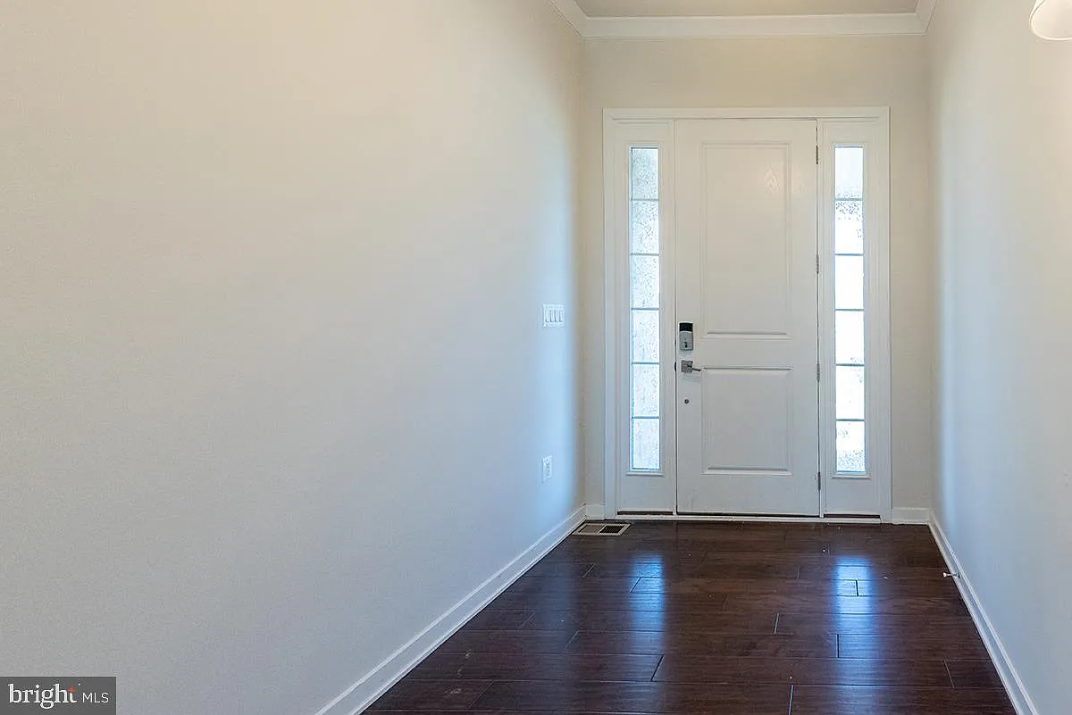5 bed, 4790 sqft, $4,999 — Photo 4