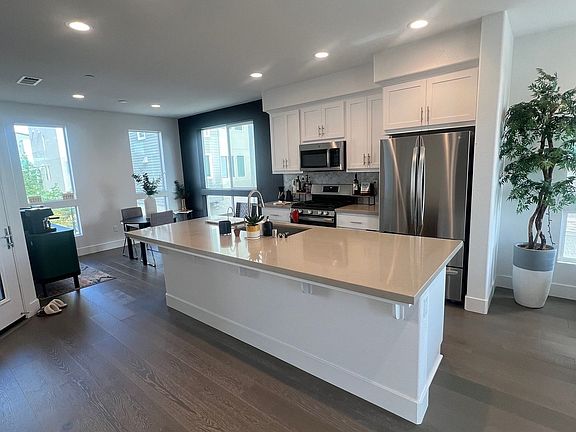 5th image of 814 Marina Way S