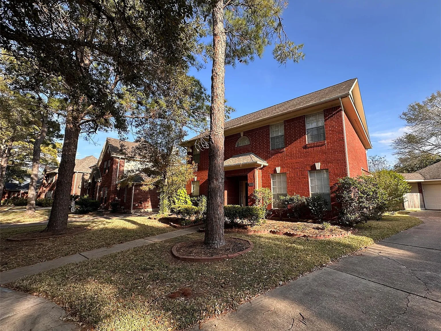 4 bed, 2.5 bath, 2396 sqft, $2,390 — Photo 2