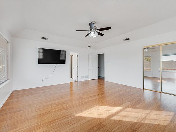 4th image of 6621 Townlake Cir