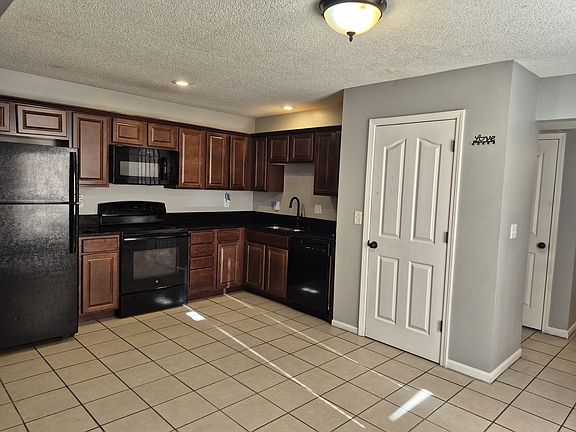 3rd image of 816 E 167th Ct