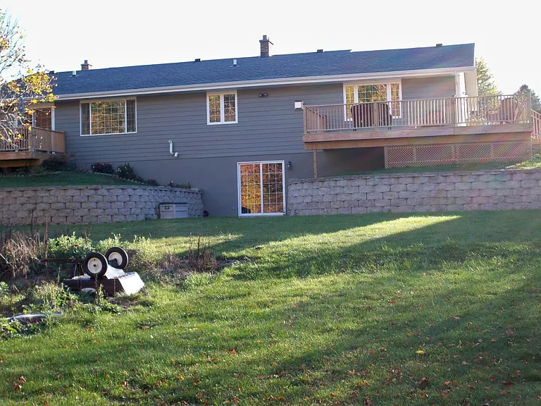 912 Hawthorne Dr — Photo 12