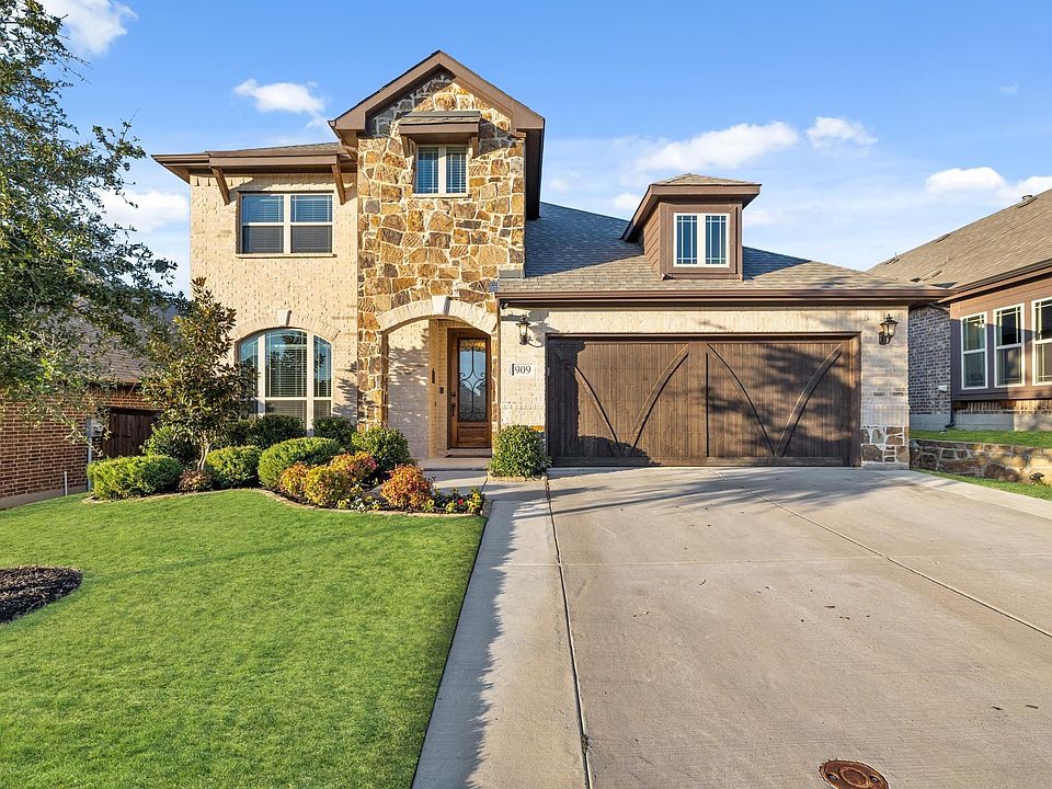 1st image of 909 Summer Ln