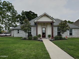 101 Whispering Meadows Rd, Broussard, LA 70518