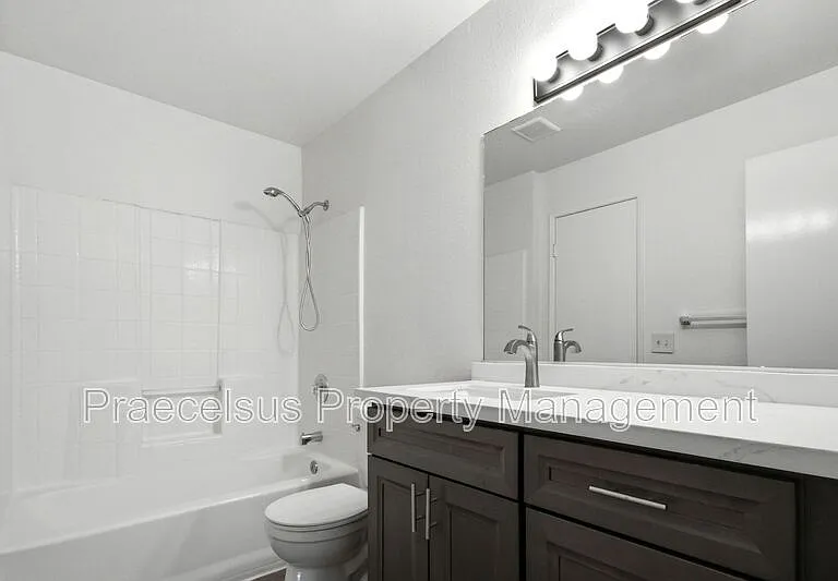 1070 Georgia St #M — Photo 7