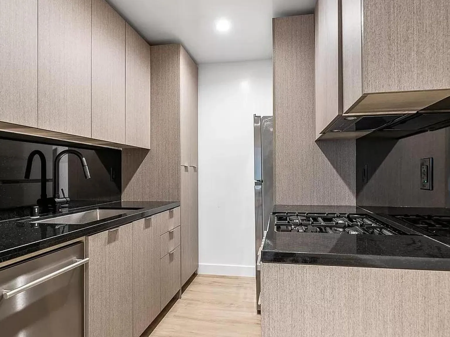 1 bed, 750 sqft, $2,677 — Photo 2