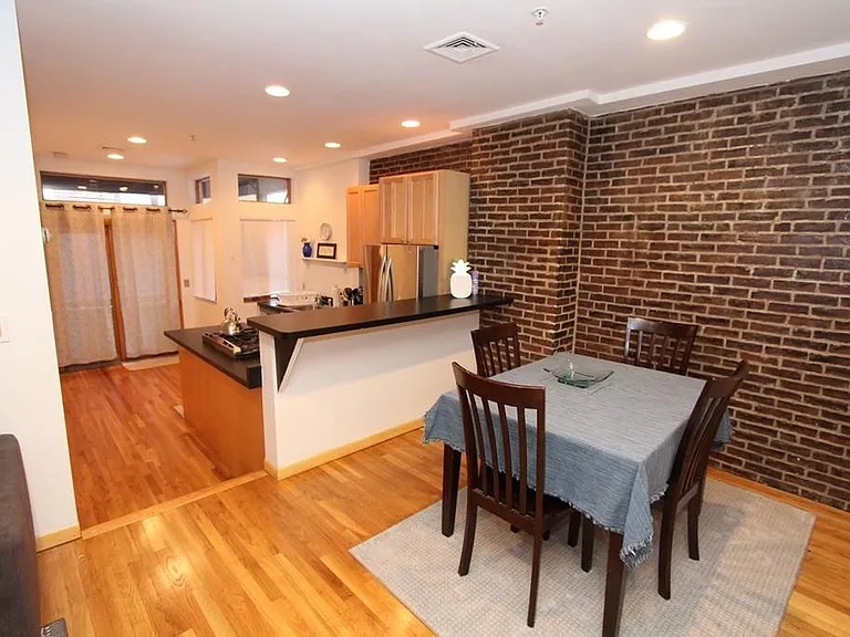 49 Temple Pl #2-R — Photo 2