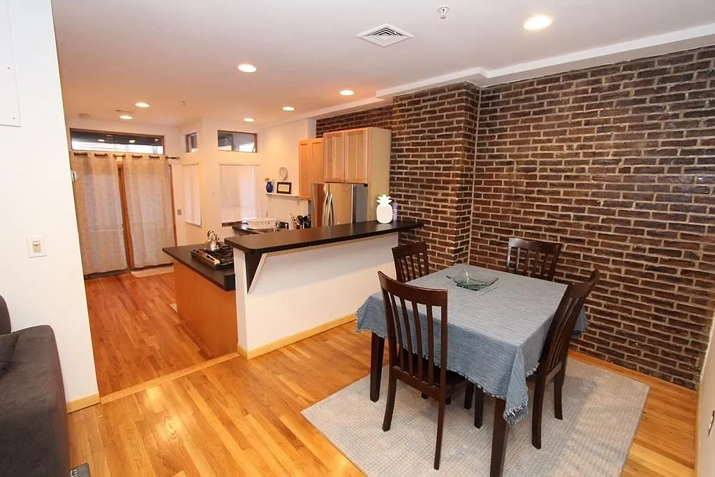 Building Photo - 49 Temple Pl #2-R