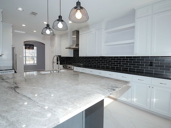 4th image of 2451 Blanco Dr