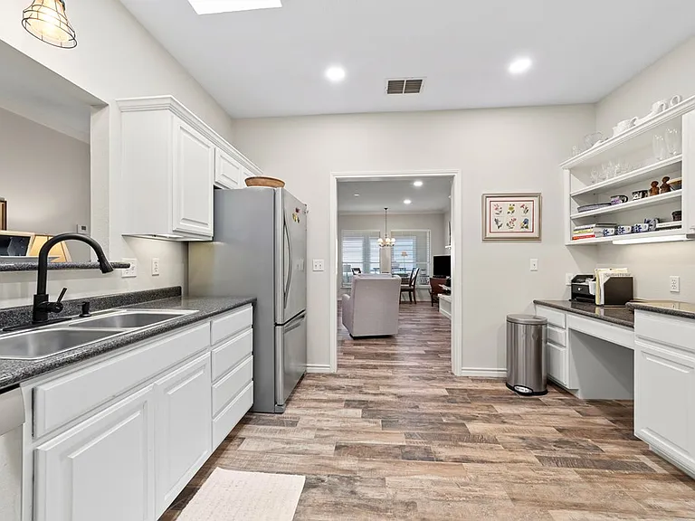 1008 Edinburgh Dr — Photo 5