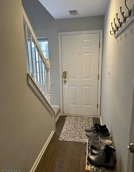 93 Lakeview Ct — Photo 5