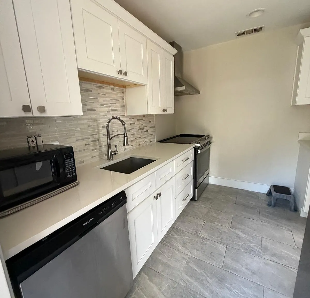 2 bed, 1.0 bath, 769 sqft, $2,000 — Photo 4