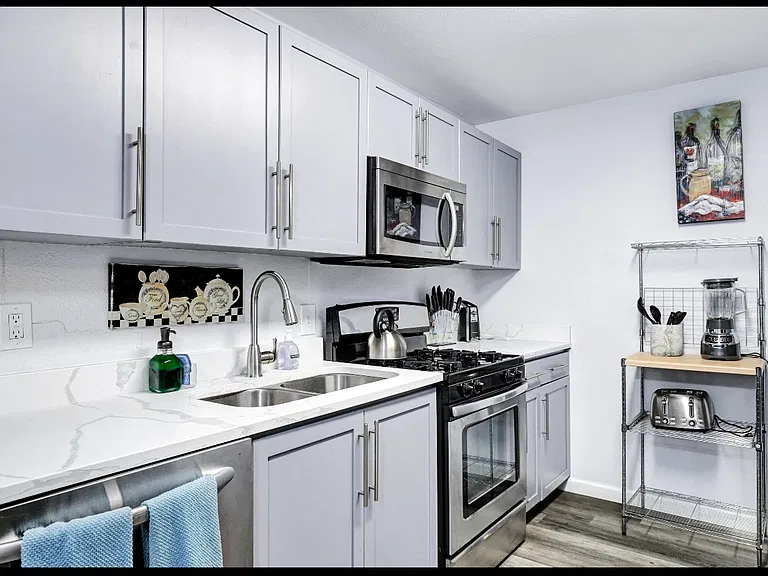 425 Parland Pl #423 — Photo 8