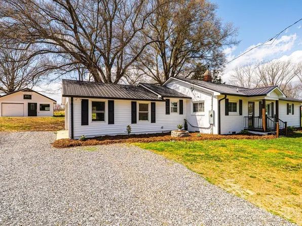 1993 Moss Farm Rd, Hickory, NC 28602