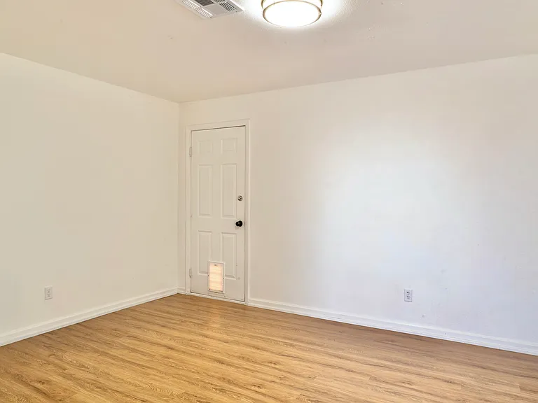 1136 W 9th St — Photo 12