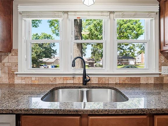 5th image of 7423 Glenwood Ln