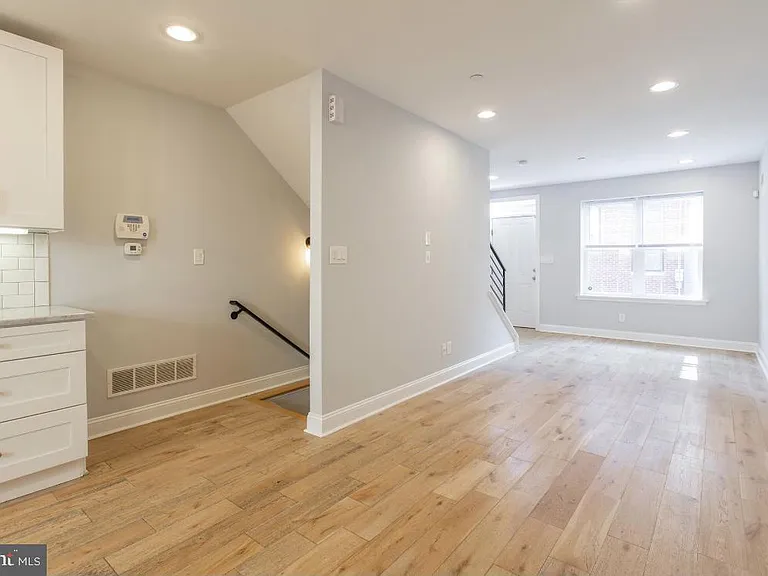 1322 S Bancroft St — Photo 5