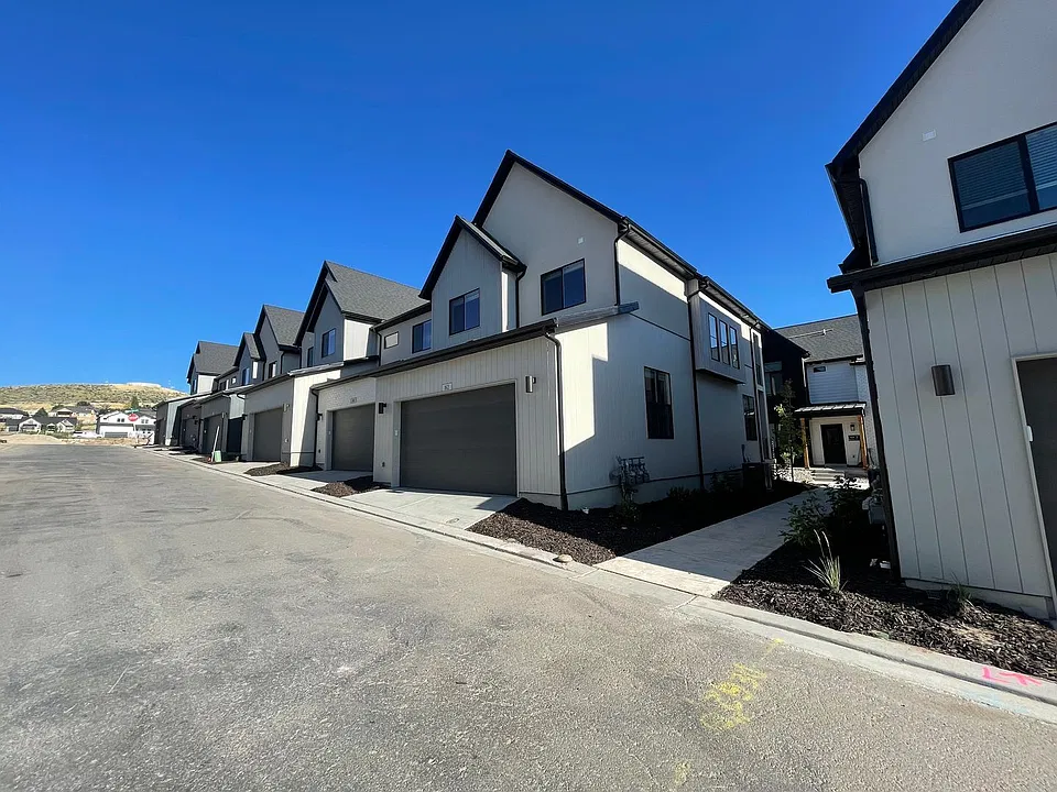 122 E 1760 N