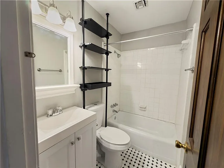 841 Royal St #2A — Photo 14