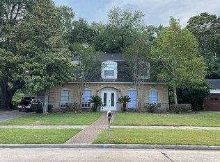 230 W Castle Harbour Dr, Friendswood, TX 77546
