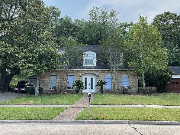 230 W Castle Harbour Dr, Friendswood, TX 77546