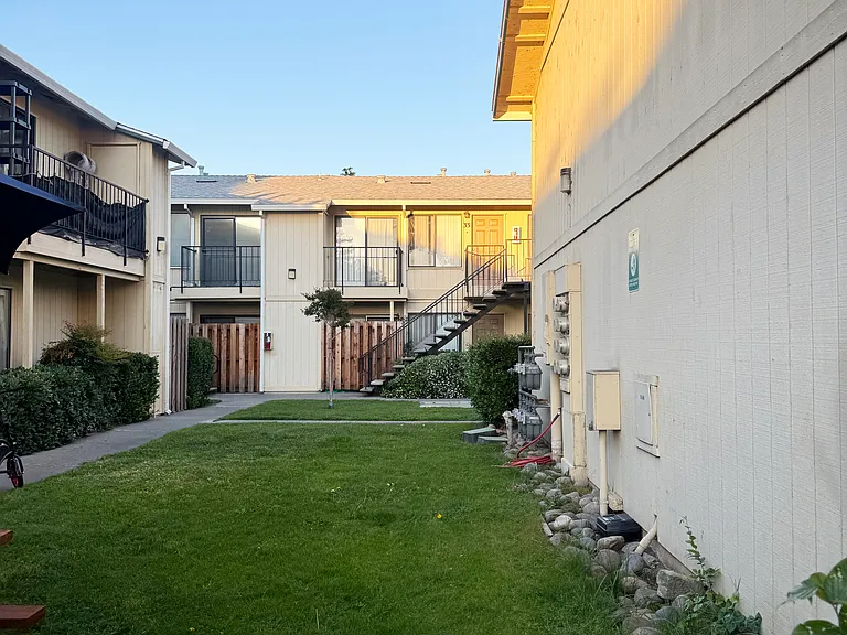 Walnutwood Apartments — Photo 44