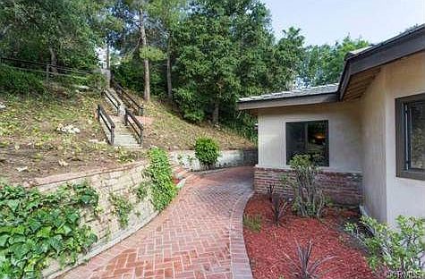 3rd image of 1073 Oxford Way