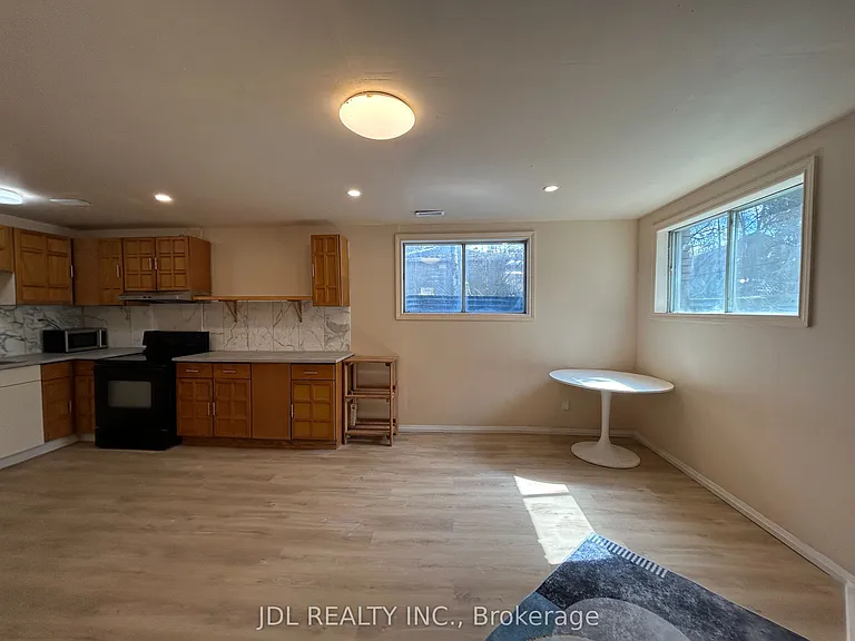 21 Squires Ave — Photo 4