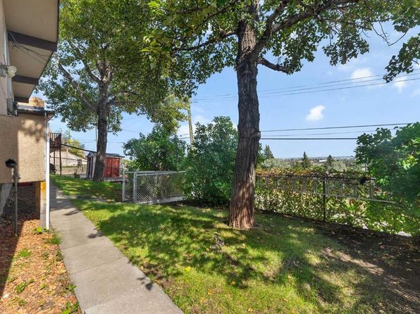 7420 W Hunterview Dr NW #3, Calgary, AB T2K 5J2