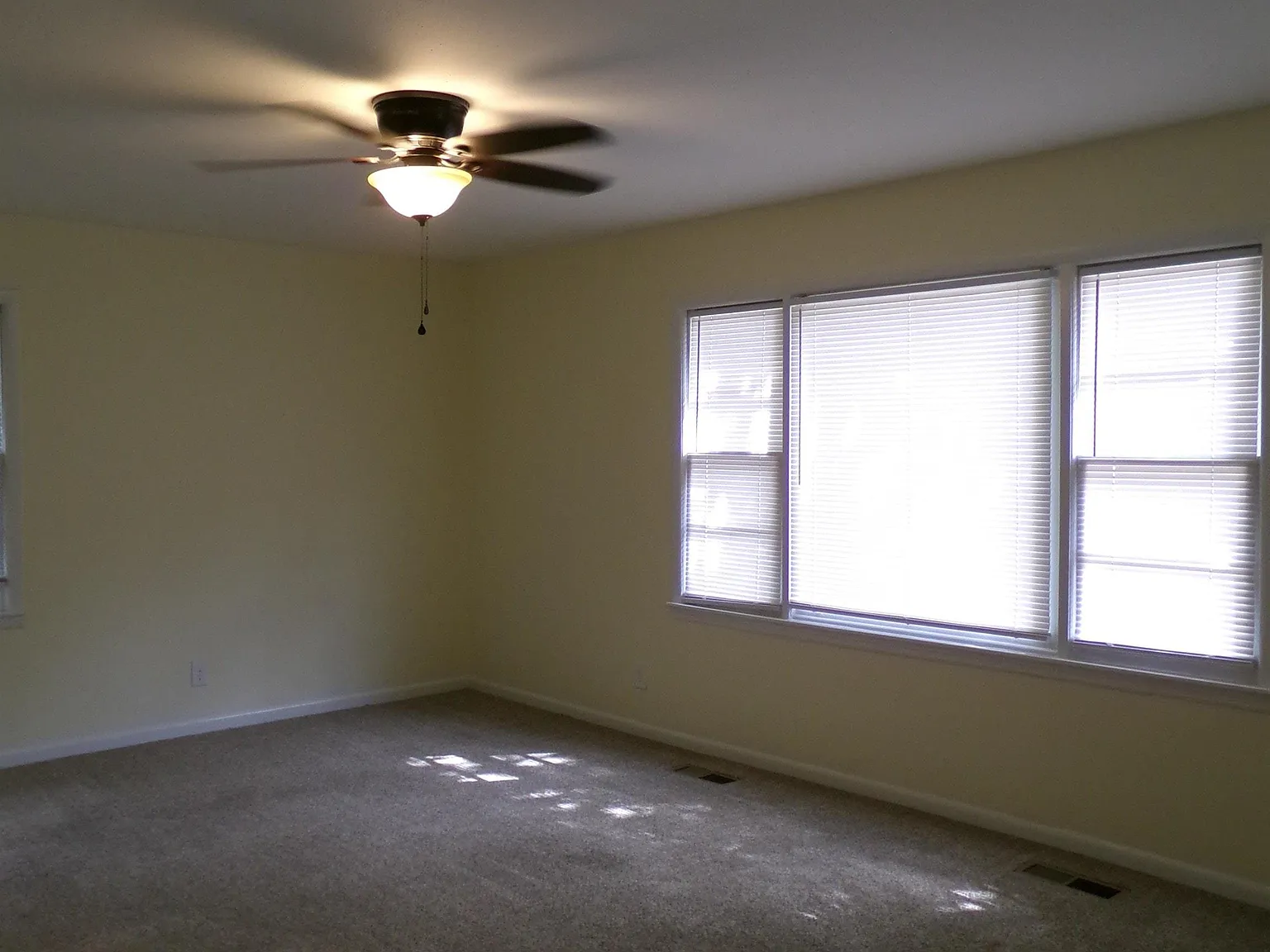 3 bed, 1.0 bath, 1065 sqft, $1,295 — Photo 3