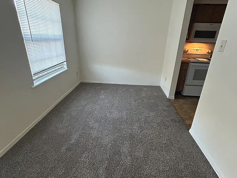 Lakeside Apartments at Walnut Hills — Photo 15