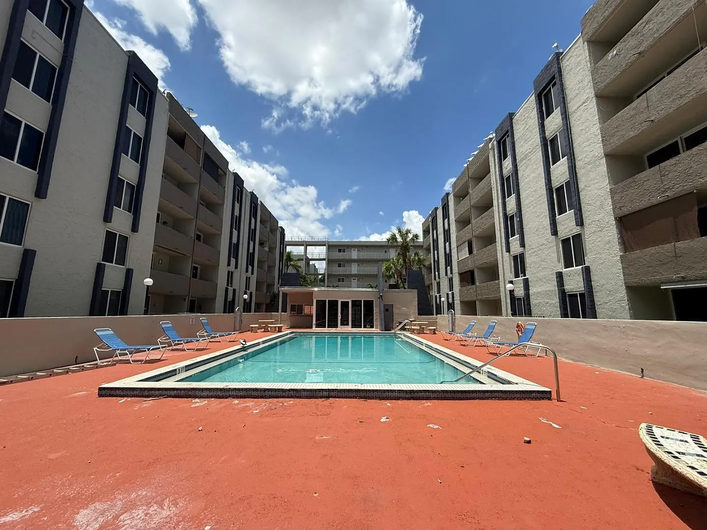 10000 NW 80 Ct - Samari Lakes 10000 NW 80 Ct Apt 2523 Hialeah Gardens FL 33016 — Photo 2