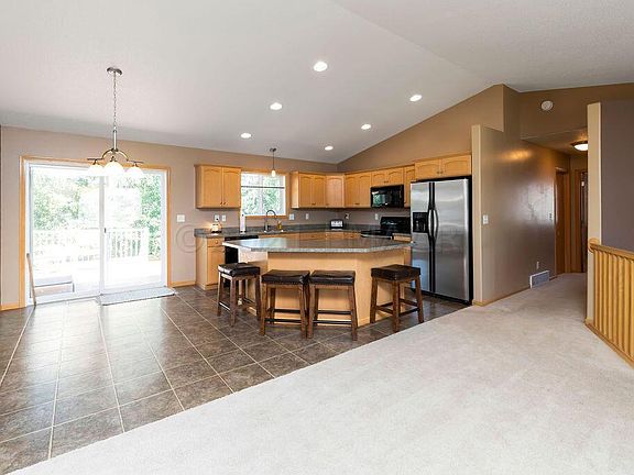 4th image of 886 16th Ave W