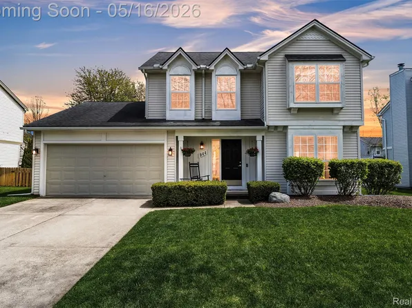 944 S Parkwood Dr, South Lyon, MI 48178