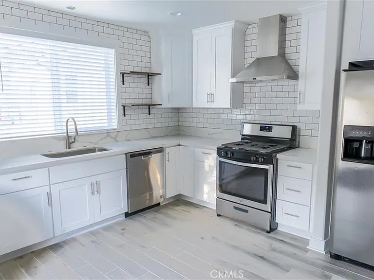 595 Ventura St — Photo 2