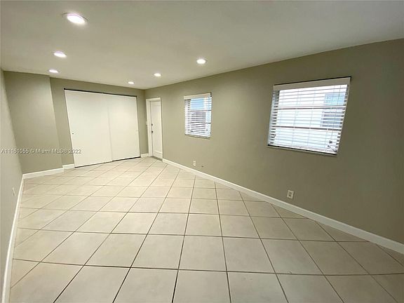 4th image of 408 NE 7th Ave APT 14