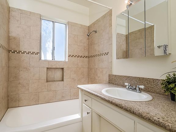 3rd image of 1690 Amberwood Dr APT A