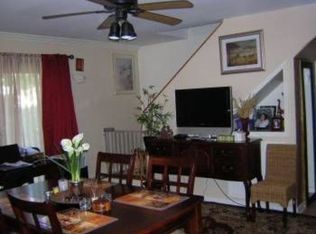 91 Goldenridge Dr, Levittown, PA 19057